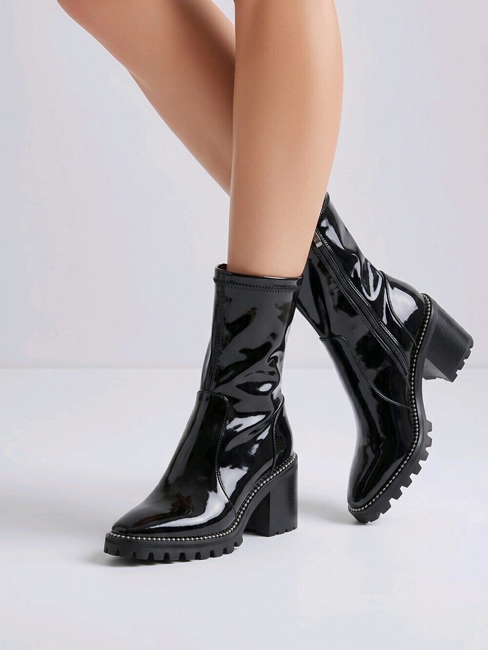 NWOB Lattelier Womens Black Shiny Leather Boots. With Siver Rhinestone Sz 5/35
